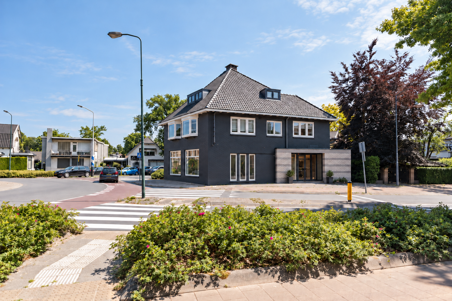 Waxsalon & Browbar Smooth! Soest – geopend Twee vrouwen lopen naar de ingang van Waxsalon Smooth! aan de Soesterbergsestraat 1 in Soest.